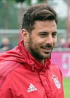 https://upload.wikimedia.org/wikipedia/commons/thumb/6/64/Pizarro_training_FC_Bayern_%28cropped%29.jpg/100px-Pizarro_training_FC_Bayern_%28cropped%29.jpg